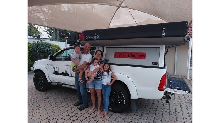 Une famille d'éxpatriés voyage à travers l'afrique