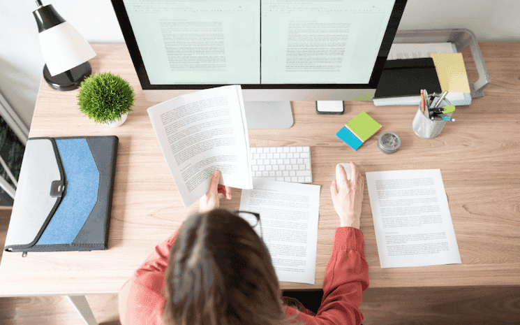 Une femme choisie une entreprise de traduction de qualité-2