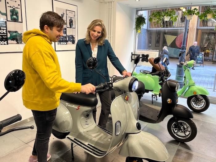 Une femme s'informe sur l'achat d'un scooter électrique: