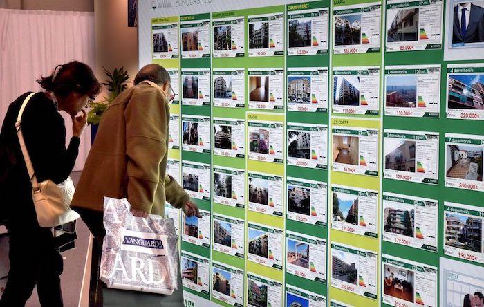 annnonces immobiliers bdans une vitrine à barcelone