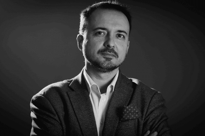 Photo en noir et blanc de l'expert juridique Christian Barbieux