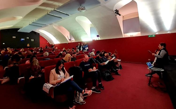 des candidats écrivent une dictée pour un concours