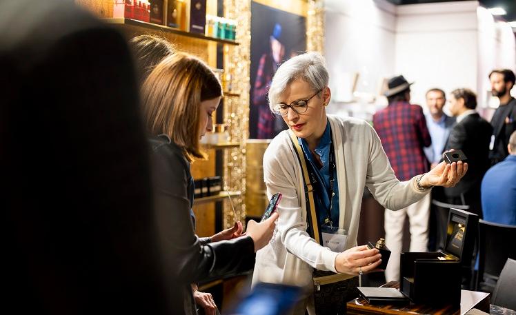 des personnes au salon de parfums esxence à milan