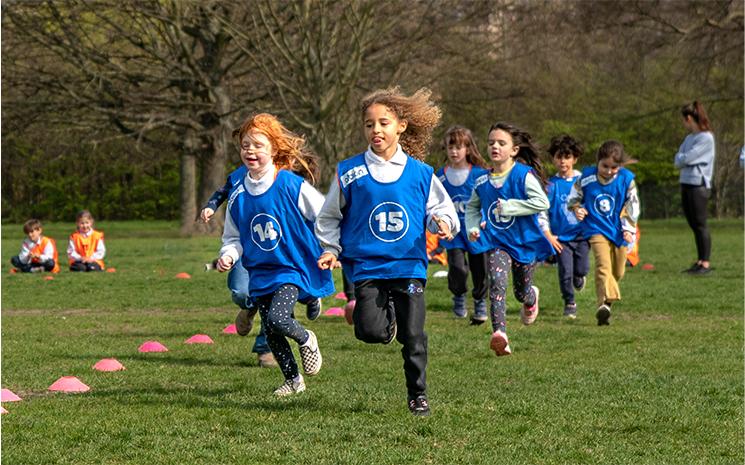 enfants expatriés faisant du sport