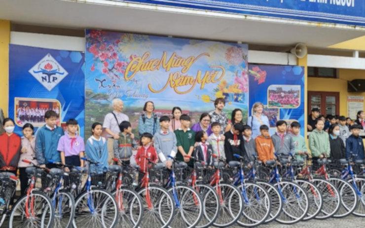 Français engagé auprès d'écoliers vietnamiens pauvres