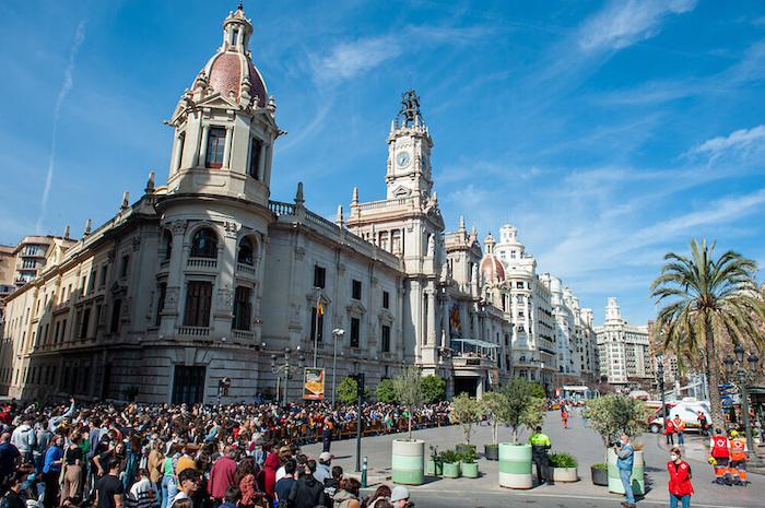 Une mascletà place de la mairie à Valencia