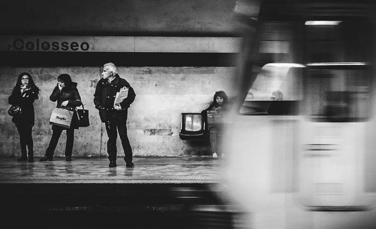 metro dans la station Colosseo à Rome
