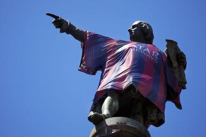 la statue de Christophe Colomb avec une teeshirt du barça