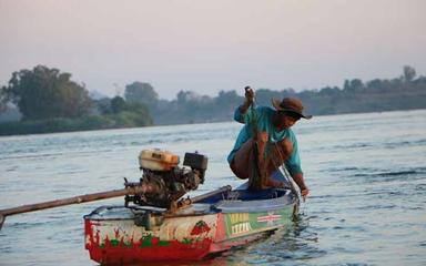 pecheurs cambodgiens sur un bateau