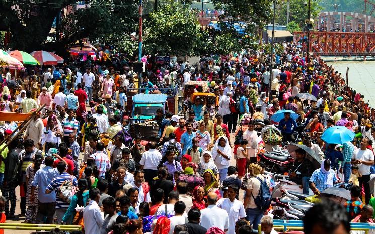 Une rue remplie par la foule en Inde