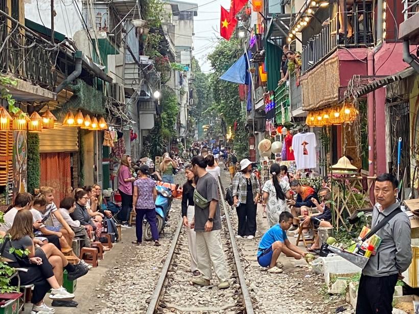 rue très animée du train à Hanoi est à nouveau accessible à ses risques et périls
