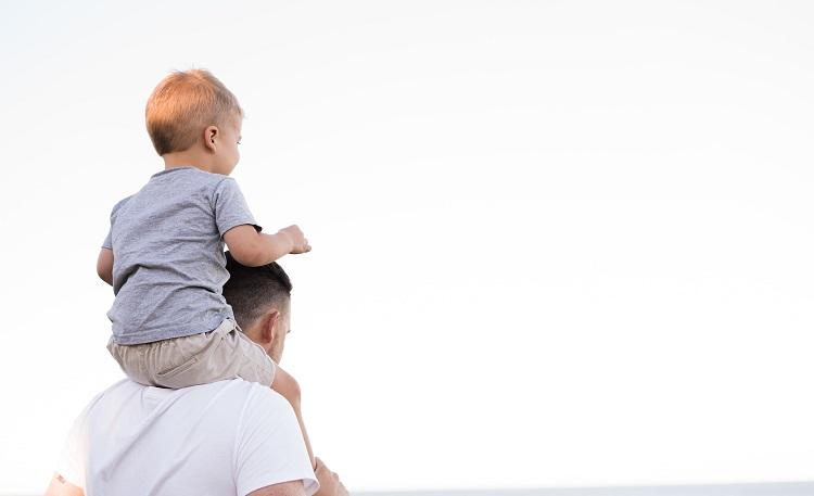 un enfant sur les épaules de son père