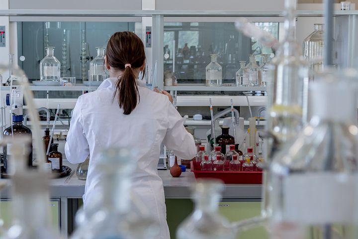 une femme de dos dans un laboratoire