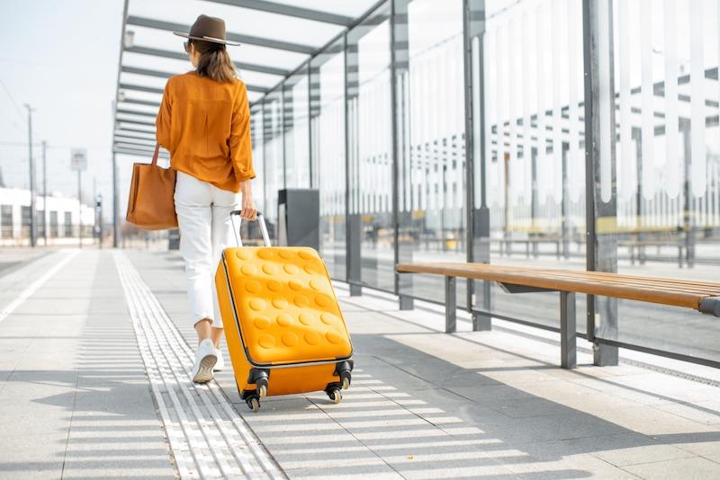 une femme et une valise jaune
