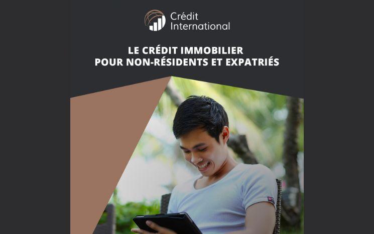 Homme heureux qui regarde sa tablette électronique