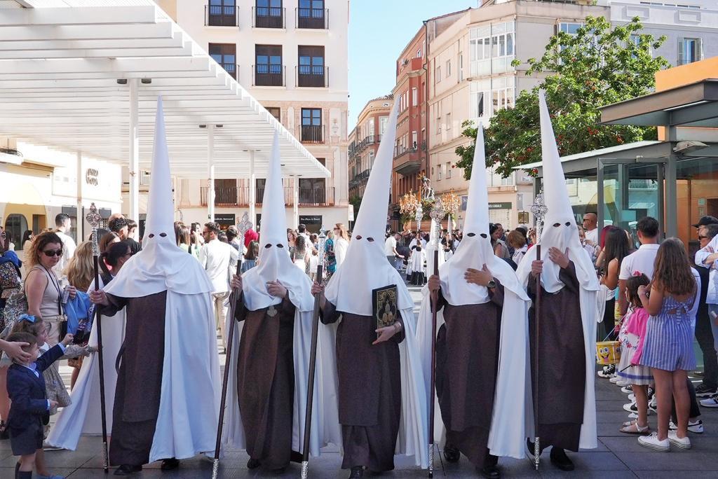 Des Nazaréens groupés lors de la Semana Santa