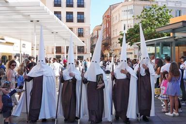 Des Nazaréens groupés lors de la Semana Santa