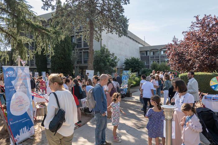 Des gens se promènent entre les stands de La France à Madrid