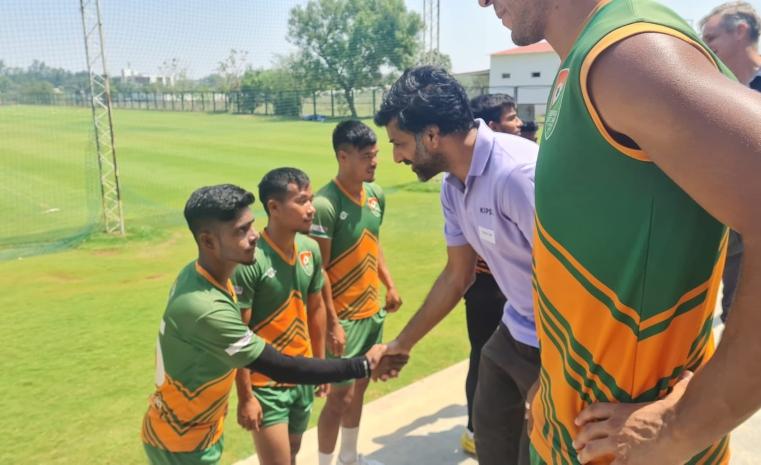 Vikash Dhorasoo avec les joueurs Deccan Club d'Hyderabad