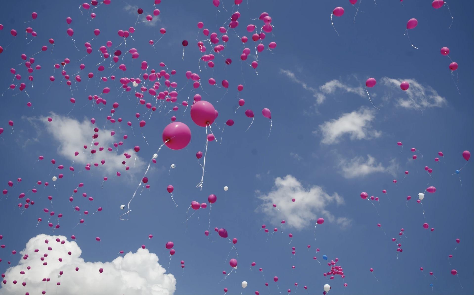 ballons rose dans le ciel