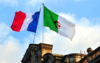 Drapeaux français et algériens