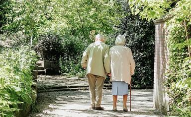 deux personnes âgées marchent avec une canne