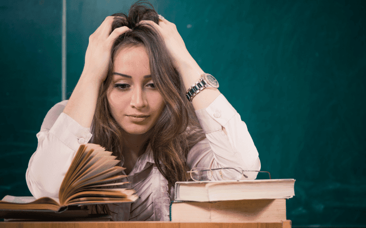 Une enseignante en Angleterre ou au Pays de Galles, désabusée par le système