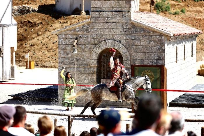 des acrobates à cheval pendant un spectacle du puy du fou espagne