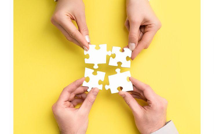 plusieurs mains formant un puzzle