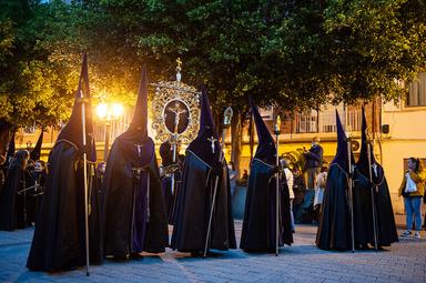 des personnes vétues en costumes traditionnels pour la semana santa en avril à Valencia