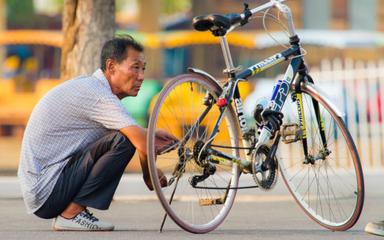 Squat asiatique et vietnamiens accroupis: une position bénéfique pour la santé