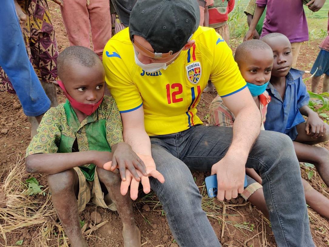 stefaUn entrepreneur RO poursuit sa campagne pour construire des puits d'eau en Afrique