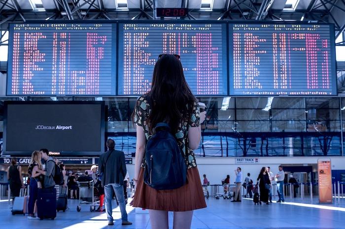 un voyageur dans un aeroport
