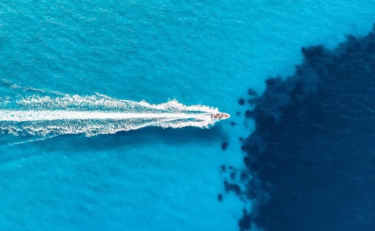 Bateau à moteur va vite sur la mer bleu - peter-fogden-unsplash