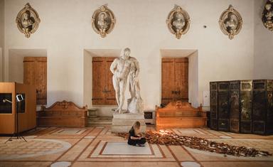 EmptyFarnese devant la statue d'Hercule à Rome