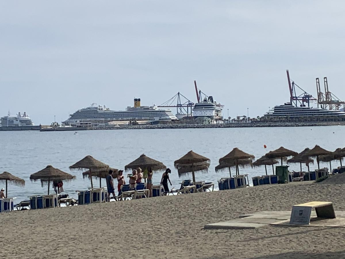 Cinq navires dans le port de Malaga
