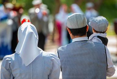 une famille habillée avec les vêtements traditionnels de Madrid au 19e siècle