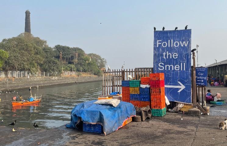 L'affiche humoristique de la fondation St+art India aux Sassoon Docks