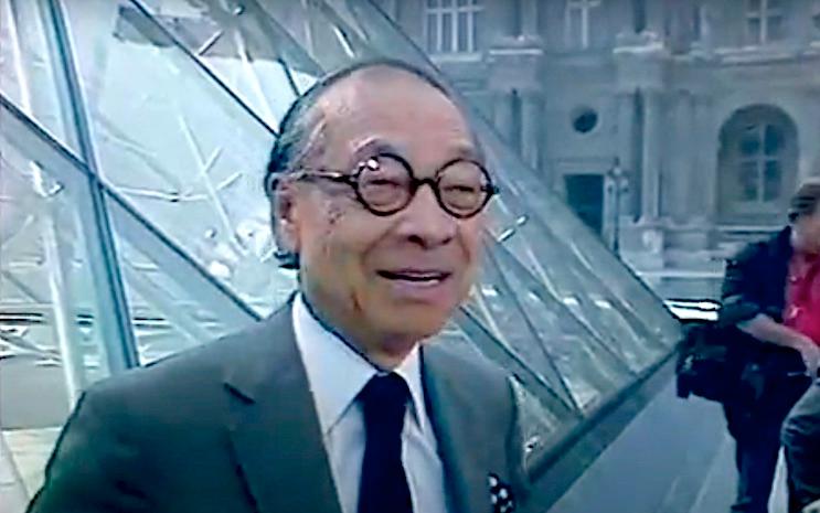 architecte Pei devant la pyramide du louvre