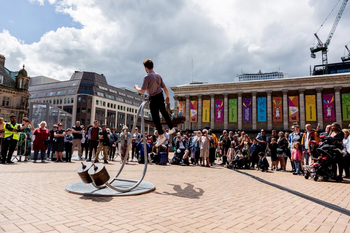 une performance au circus dance festival