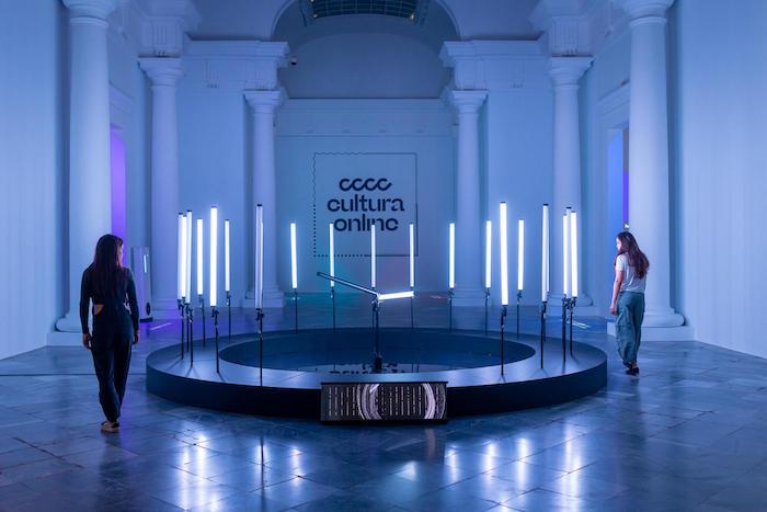 deux visiteurs autour d'un cercle de néons dans l'exposition cultura online au Centre del Carme