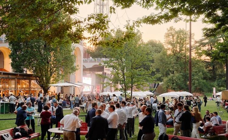 des gens dans le jardin de la triennale milano
