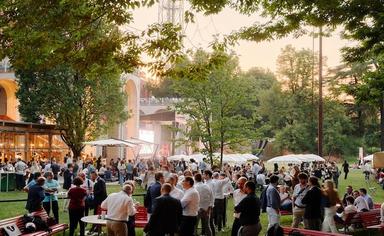 des gens dans le jardin de la triennale milano
