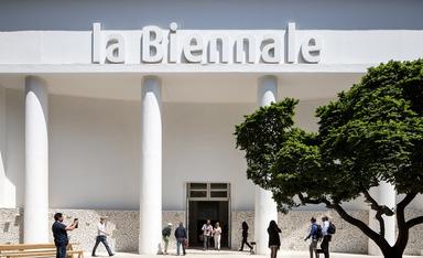 des gens entrent dans le Pavillon centrale de la Biennale de Venise_Giardini_Photo by Francesco Galli