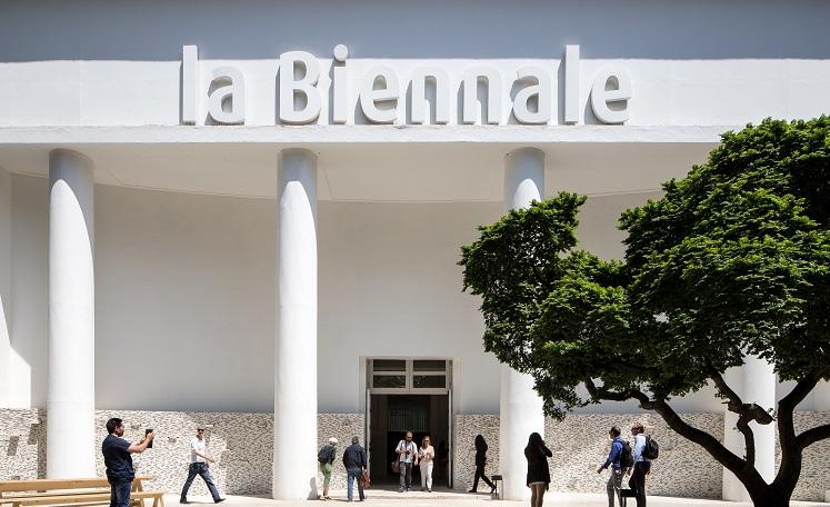 des gens entrent dans le Pavillon centrale de la Biennale de Venise_Giardini_Photo by Francesco Galli
