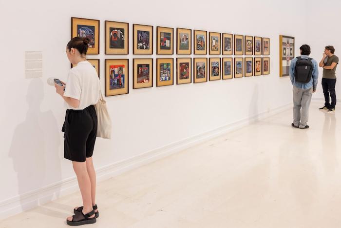 une personne en train de regarder une exposition lors de la Journée Internationale des musées 2023