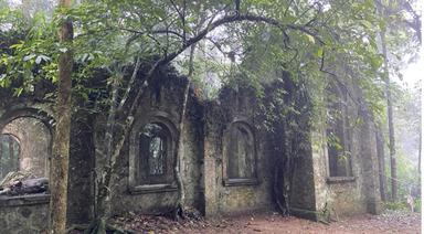 les ruines de l'église de Ba Vi