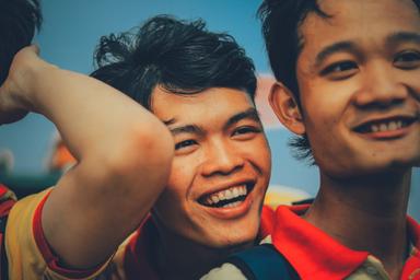 des jeunes hommes sont heureux et rient au vietnam,