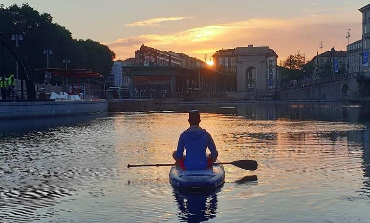 un homme fait du kayak sur les navigli de milan