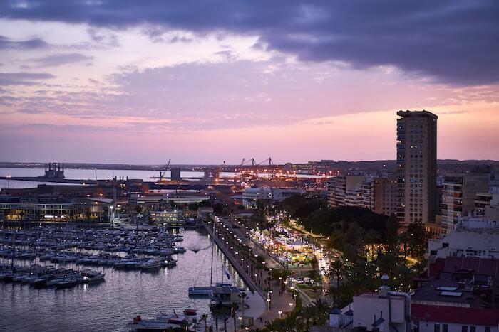 une vue du port d'Alicante en 2023 le soir
